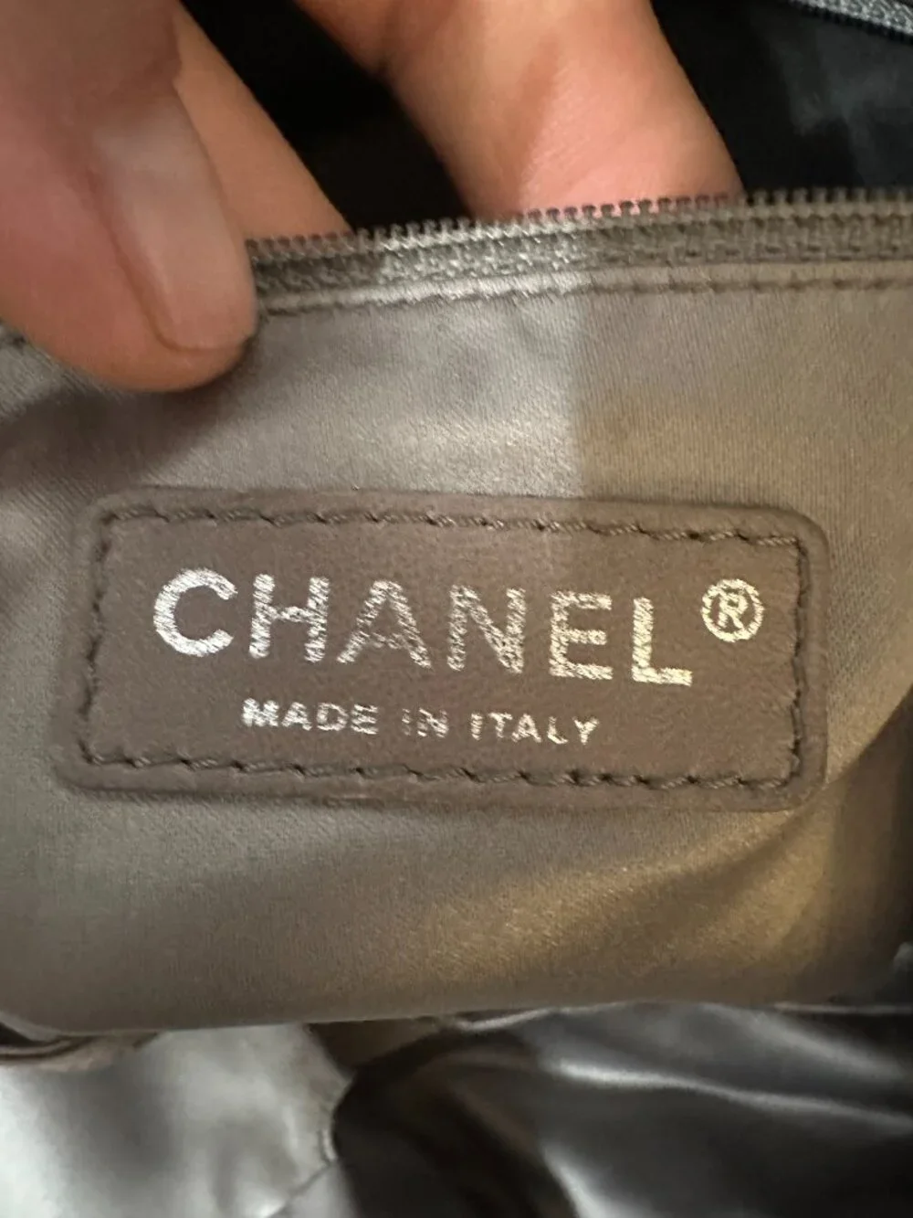 Chanel Graphic Edge Tote Patent Vinyl East West Black 2008 Silver Hardware - Picture 9 of 10